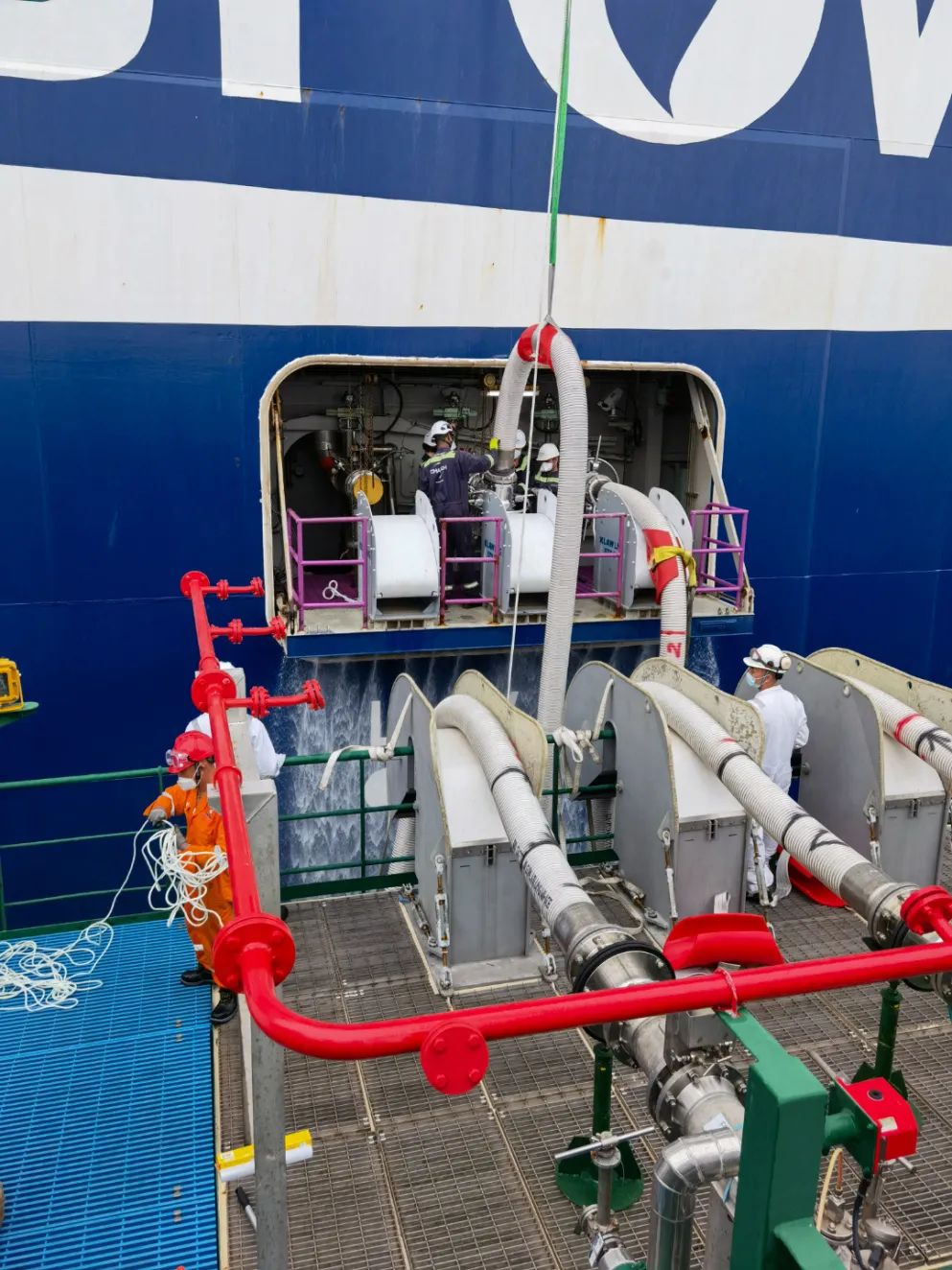 中国船级社完成全球最大C型罐式LNG燃料加注船“新奥普陀号”轮首次加注卸货检验(图1)