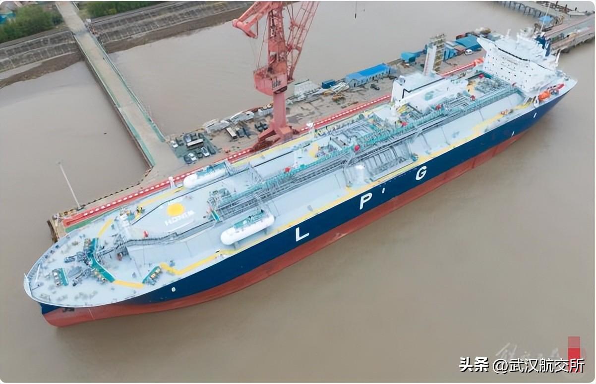 全球首艘93000立方米超大型液化气船在沪命名(图1)