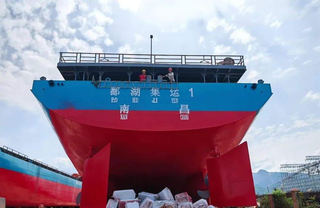 江西首艘内河智能LNG动力集散两用船成功下水，中集安瑞科助力内河航运绿色革命(图2)